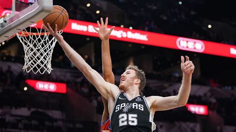 Toronto Raptors get center Jakob Poeltl in trade with Spurs.